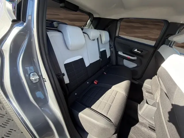 Vue intérieure arrière droite de la Citroën C3 Turbo 100 BVM6 MAX gris foncé, banquette bicolore avec appuie-têtes.