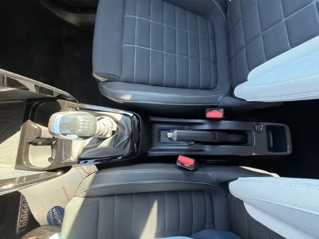Vue plongeante sur la console centrale et les sièges gris foncé de la Citroën C3 Turbo 100 BVM6 MAX 2025 avec levier de vitesse manuel.