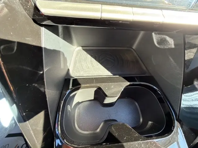 Gros plan sur la console centrale noire de la Citroën C3 Turbo 100 BVM6 MAX 2025, avec zone de recharge par induction.
