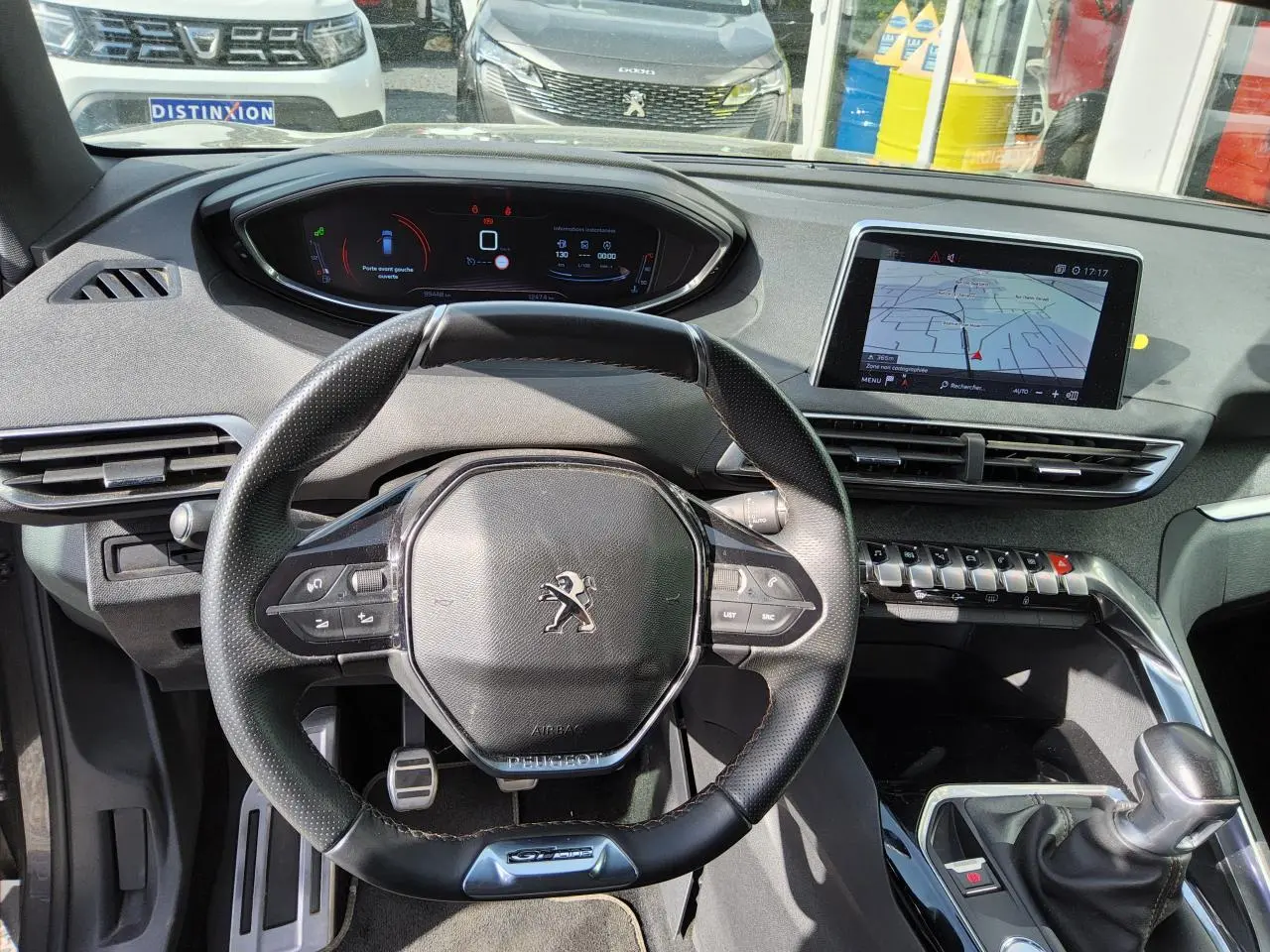 Intérieur Peugeot 3008 GT Line 2017, vue du poste de conduite avec volant cuir perforé et écran tactile central.