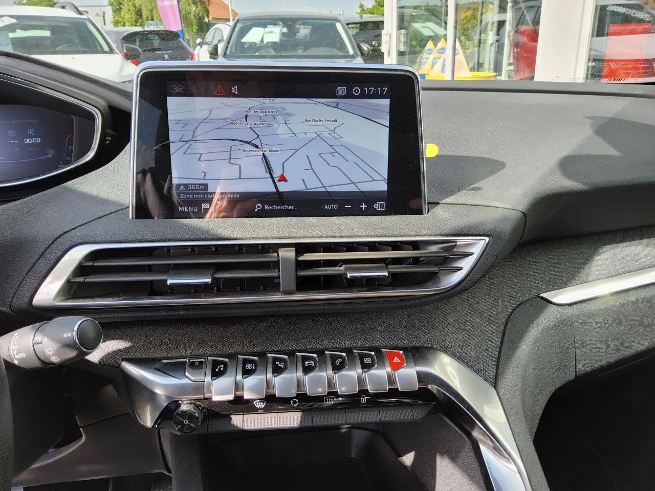 Tableau de bord du Peugeot 3008 GT Line 2017 avec écran tactile et commandes piano chromées visibles de face