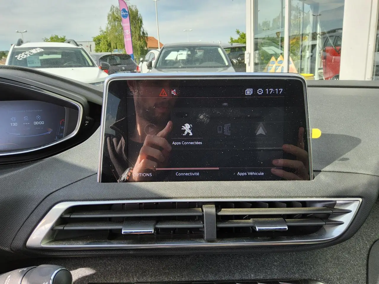 Écran tactile central du tableau de bord du Peugeot 3008 GT Line 2017 avec commandes et affichage des applications connectées.