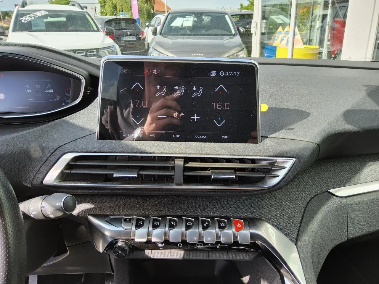 Vue intérieure du tableau de bord du Peugeot 3008 GT Line 2017 avec écran tactile et commandes chromées sur fond noir