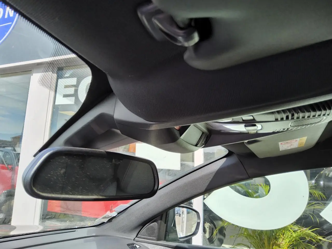 Vue intérieure côté conducteur du Peugeot 3008 gris métallisé, montrant le rétroviseur intérieur et le ciel de pavillon noir.