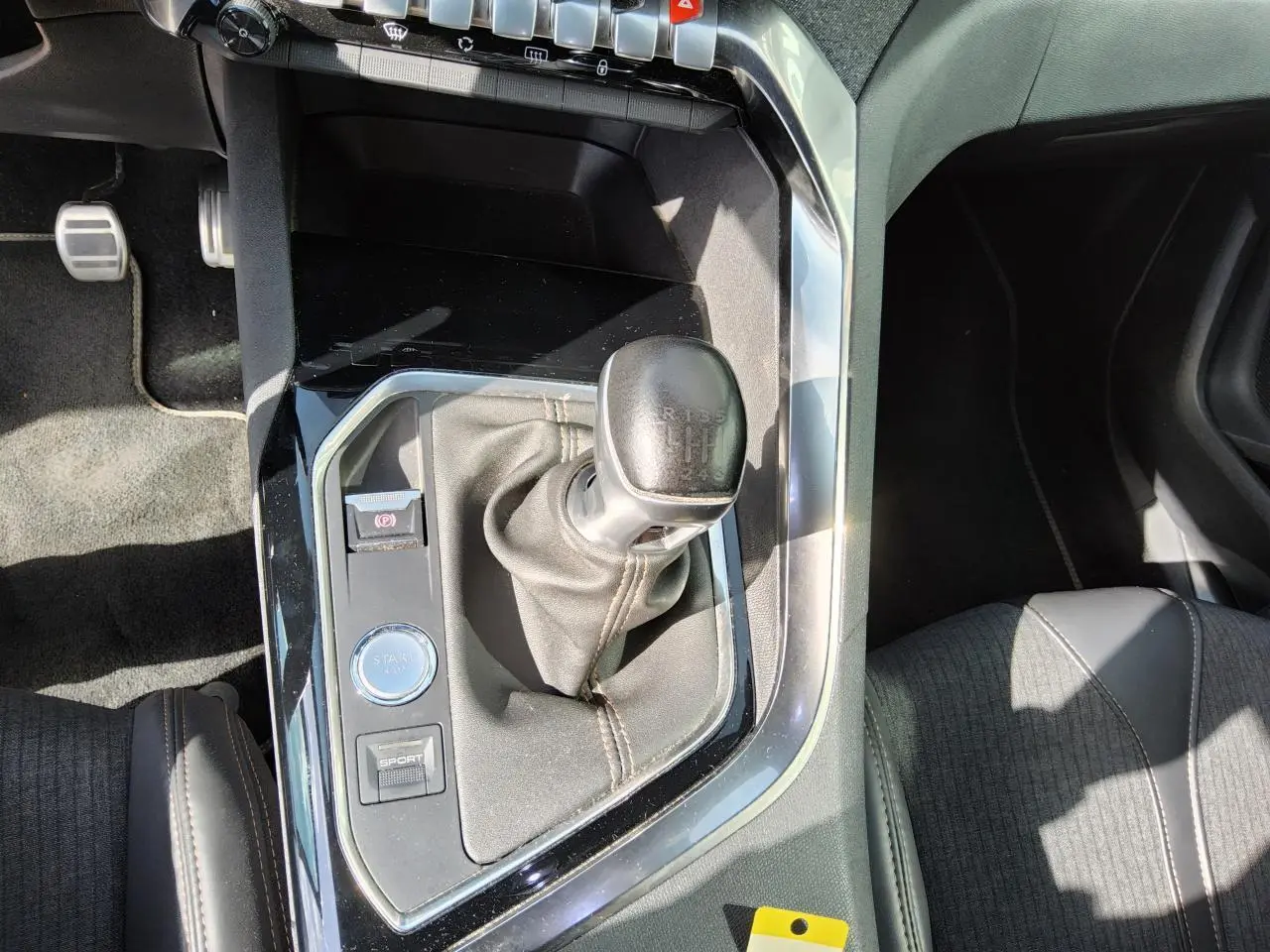 Vue rapprochée de la console centrale du Peugeot 3008 GT Line 2017, avec levier de vitesse manuel et bouton start.