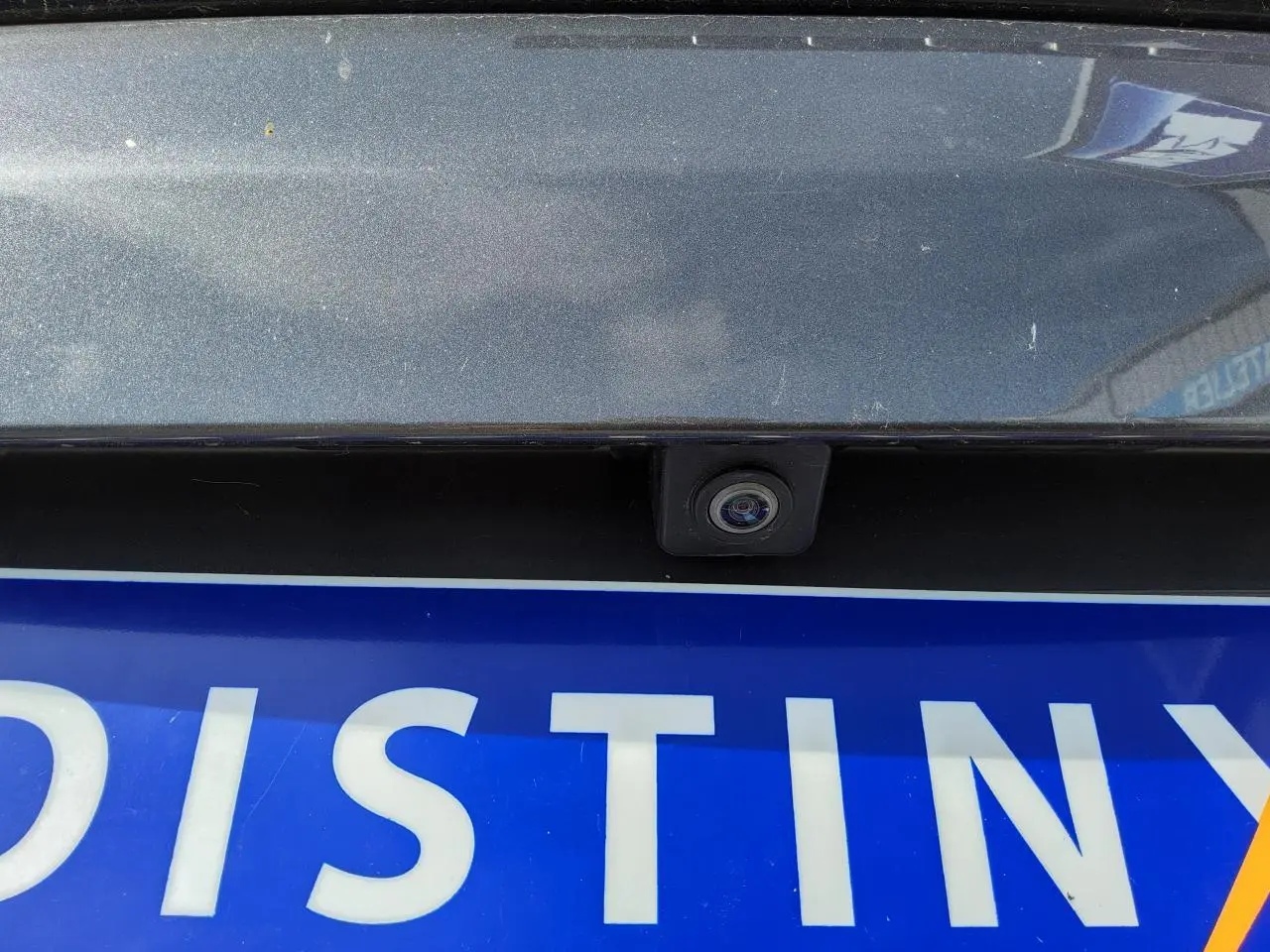 Gros plan sur la caméra de recul intégrée au hayon gris métallisé d'un Peugeot 3008 1.6 BlueHDi GT Line.