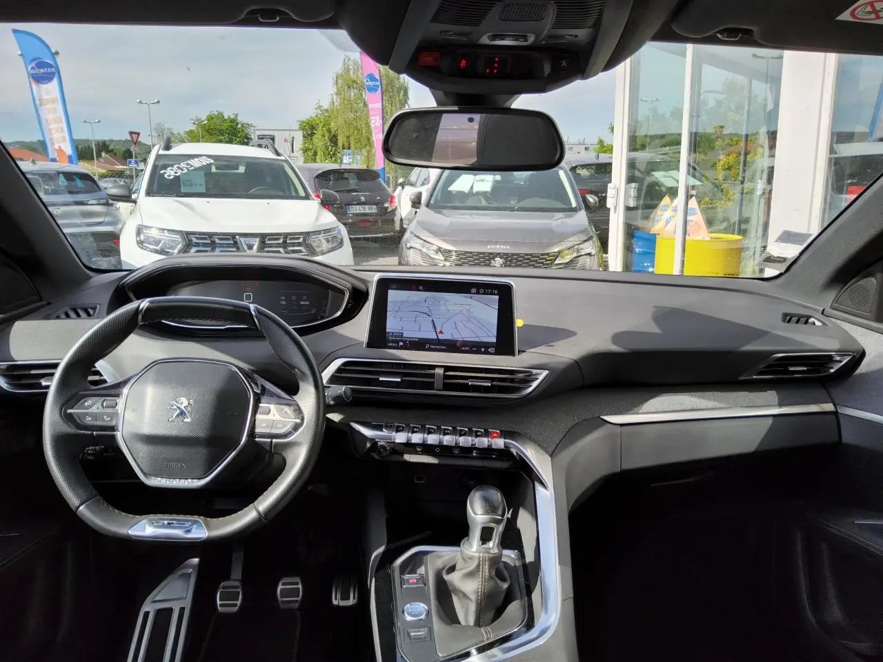 Intérieur Peugeot 3008 GT Line 2017, vue du poste de conduite avec volant compact et écran tactile central.