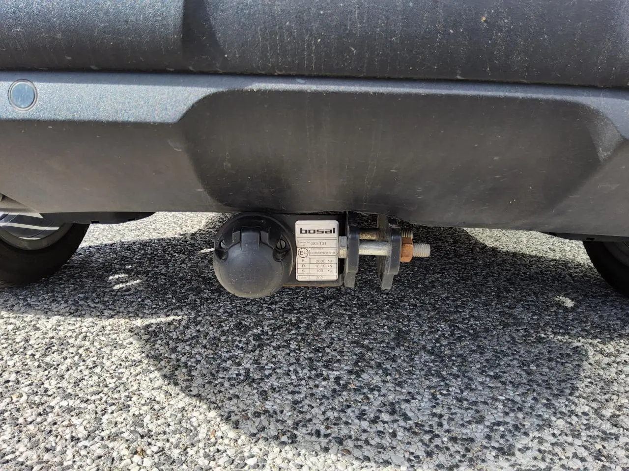 Gros plan sur l'attelage Bosal fixé sous le pare-choc arrière gris métallisé du Peugeot 3008 GT Line.