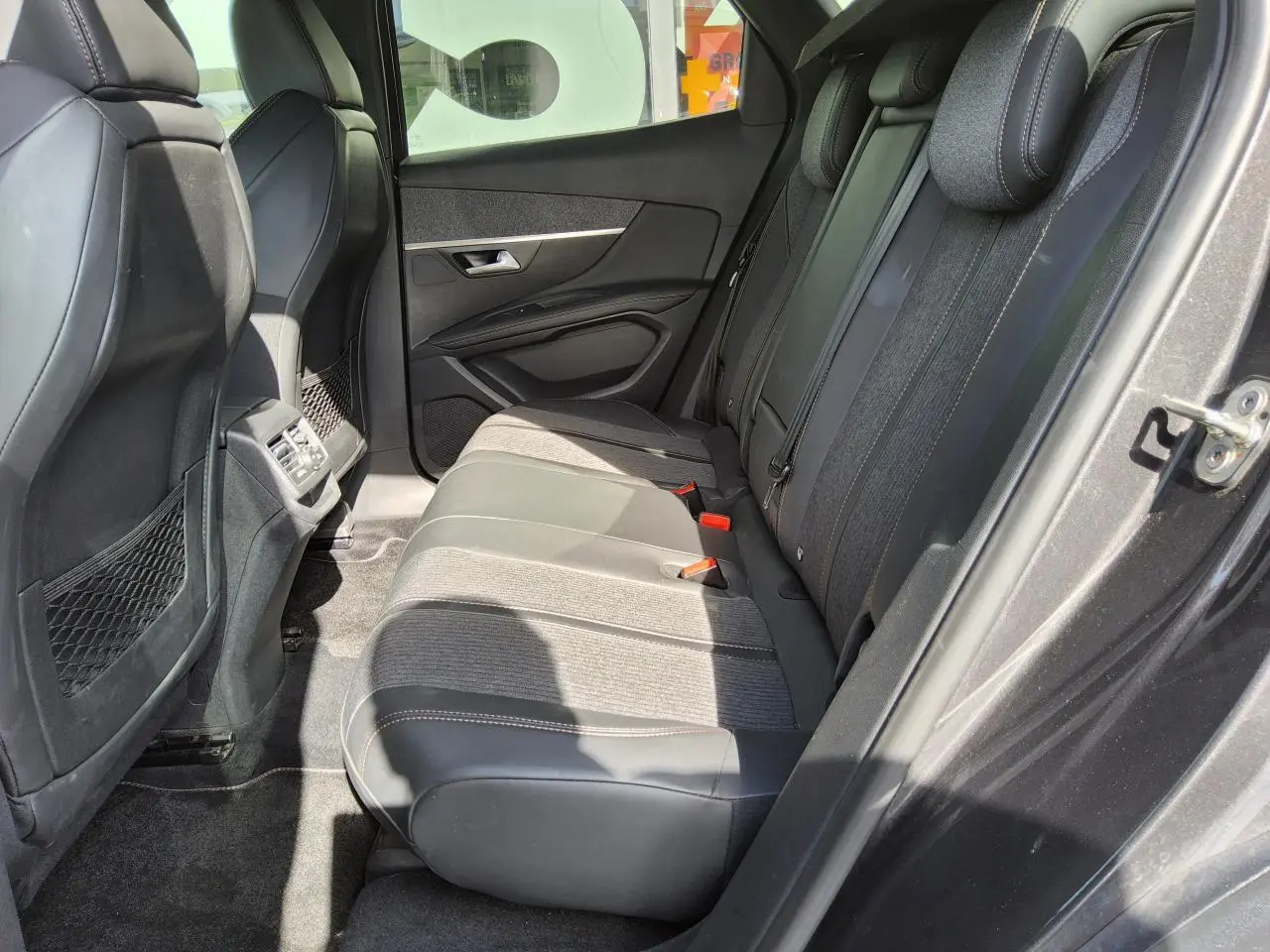 Vue latérale droite de l'habitacle arrière du Peugeot 3008 gris métallisé avec sellerie mixte tissu et TEP.