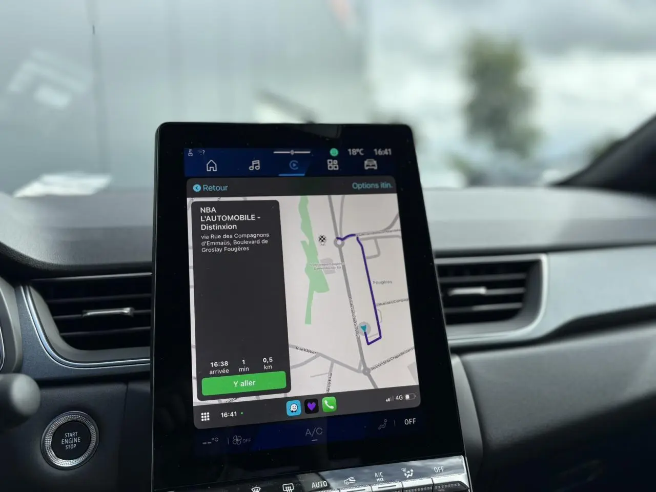 Écran tactile Open R-Link 10" affichant la navigation, intérieur avant du Renault Symbioz gris Rafale.