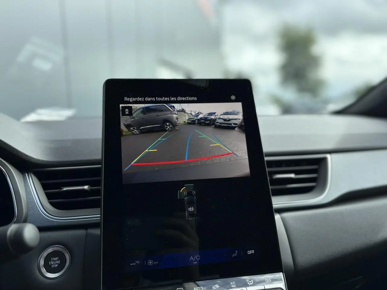 Écran central tactile montrant la caméra de recul dans l'habitacle gris du Renault Symbioz 2025.