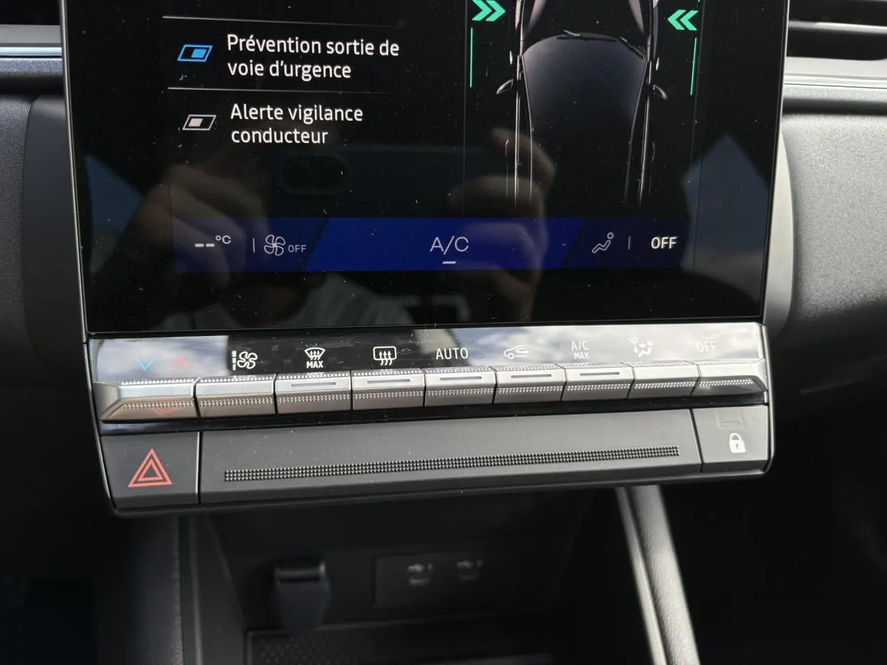 Gros plan sur la console centrale tactile et les commandes climatisation du Renault Symbioz gris Rafale, version hybride 2025.