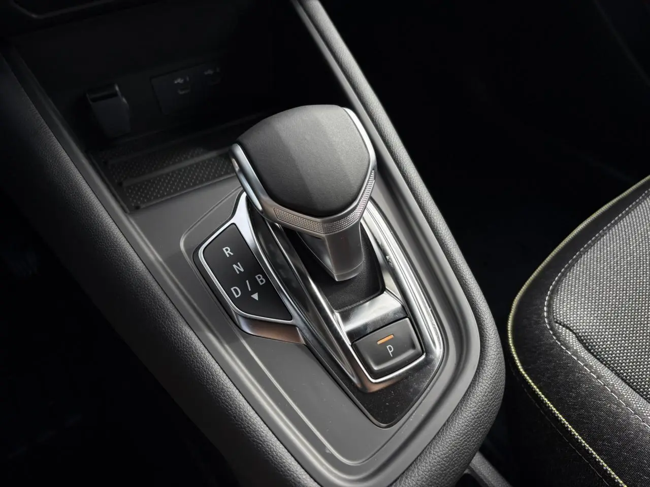 Le levier de vitesses automatique noir et chrome de la Renault SYMBIOZ E-Tech Full Hybrid, vue rapprochée intérieure.