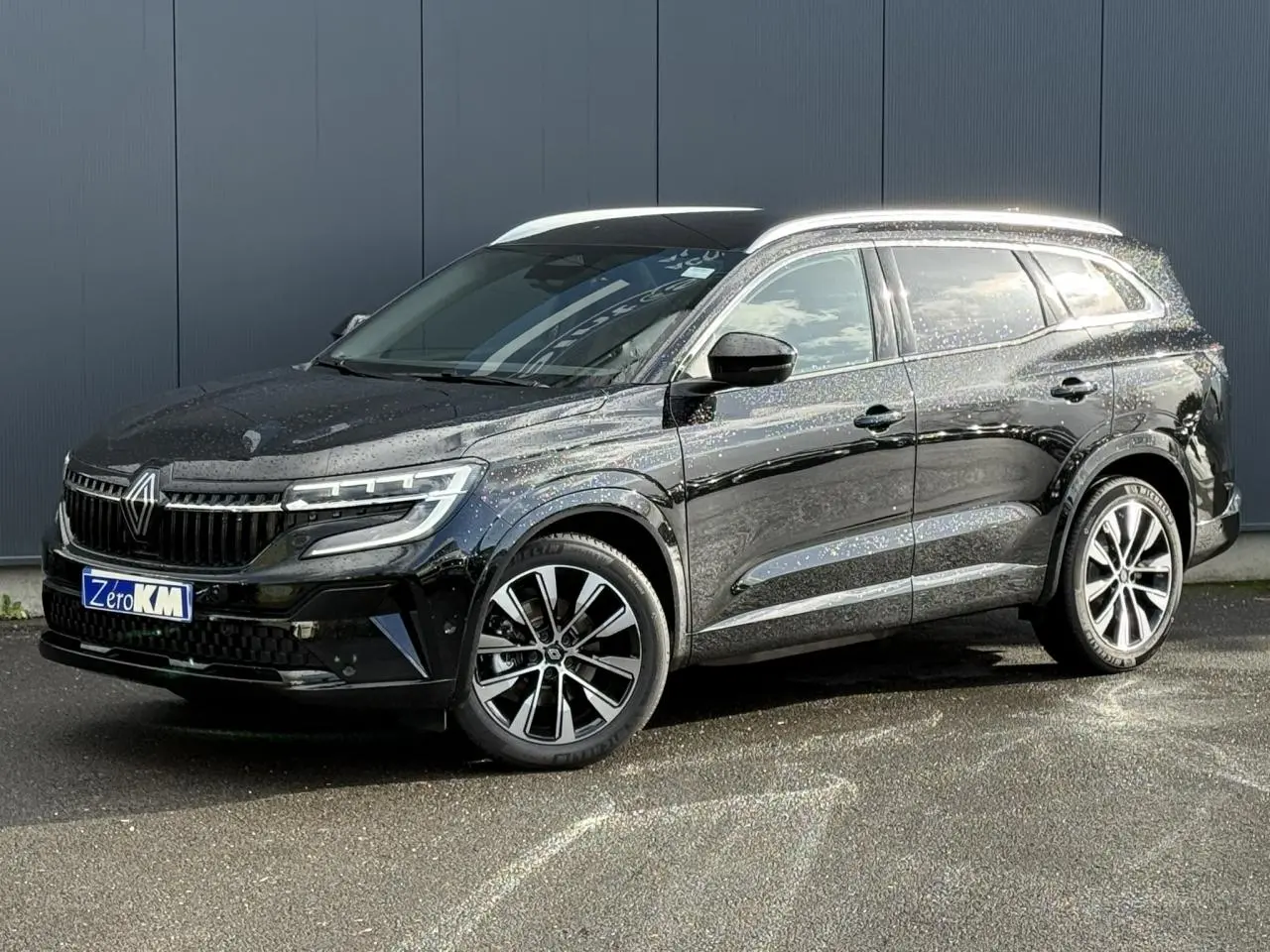 Renault Espace VI 6 E-Tech Full Hybrid noir étoilé en 3/4 avant droit avec toit panoramique et jantes diamantées noires