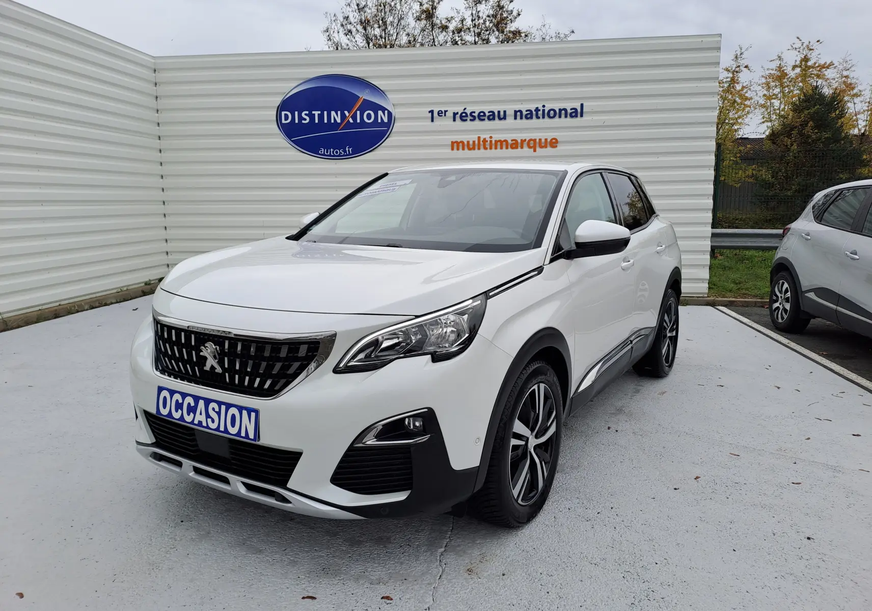 Peugeot 3008 blanc vue 3/4 avant droit, avec calandre noire et jantes alliage bicolores en extérieur.