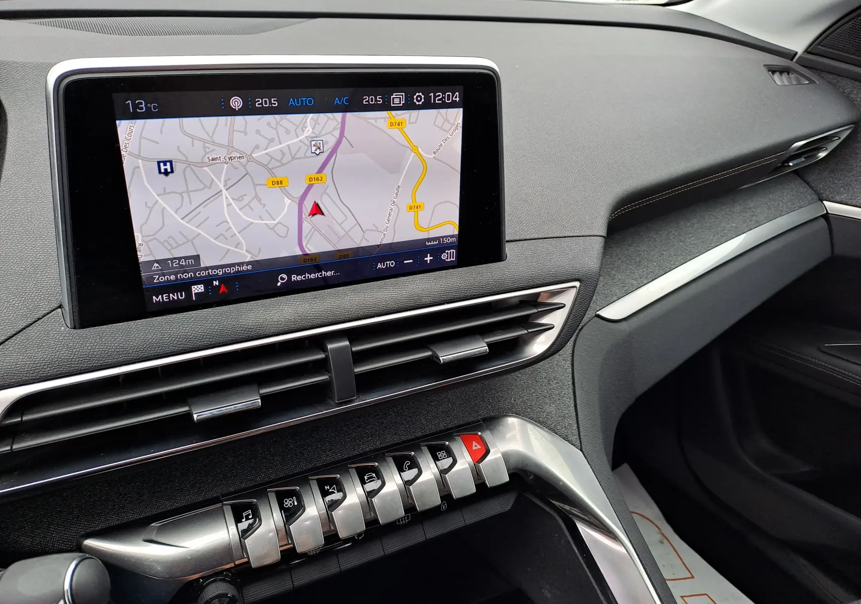 Vue intérieure du tableau de bord du Peugeot 3008 blanc, avec écran tactile de navigation et commandes piano métalliques.