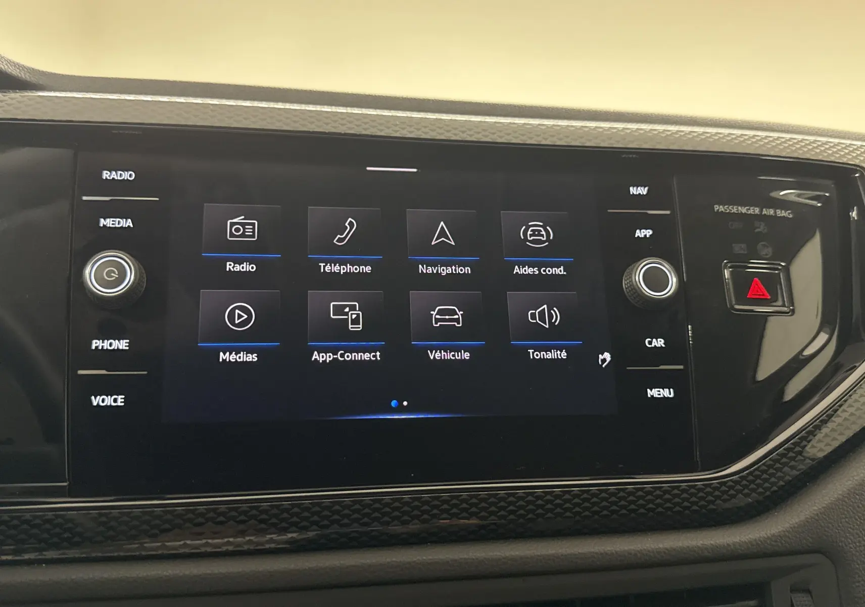 Écran tactile central du Volkswagen Taigo 2024 avec interface multimédia et commandes autour, finition noire brillante.