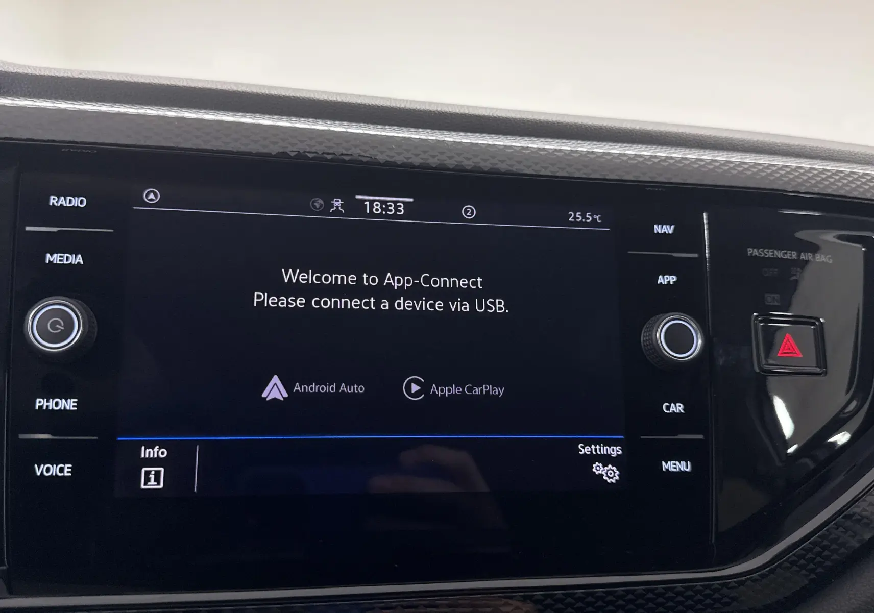 Écran tactile central du Volkswagen Taigo 2024 affichant l'interface App-Connect avec commandes autour en finition noire brillante.