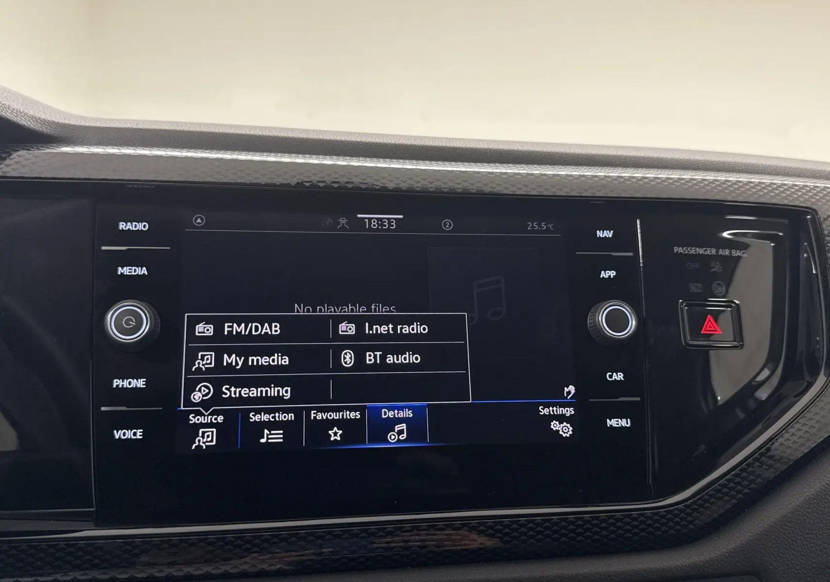 Écran tactile central du Volkswagen Taigo 2024 affichant les options radio et streaming, entouré de commandes noires brillantes.