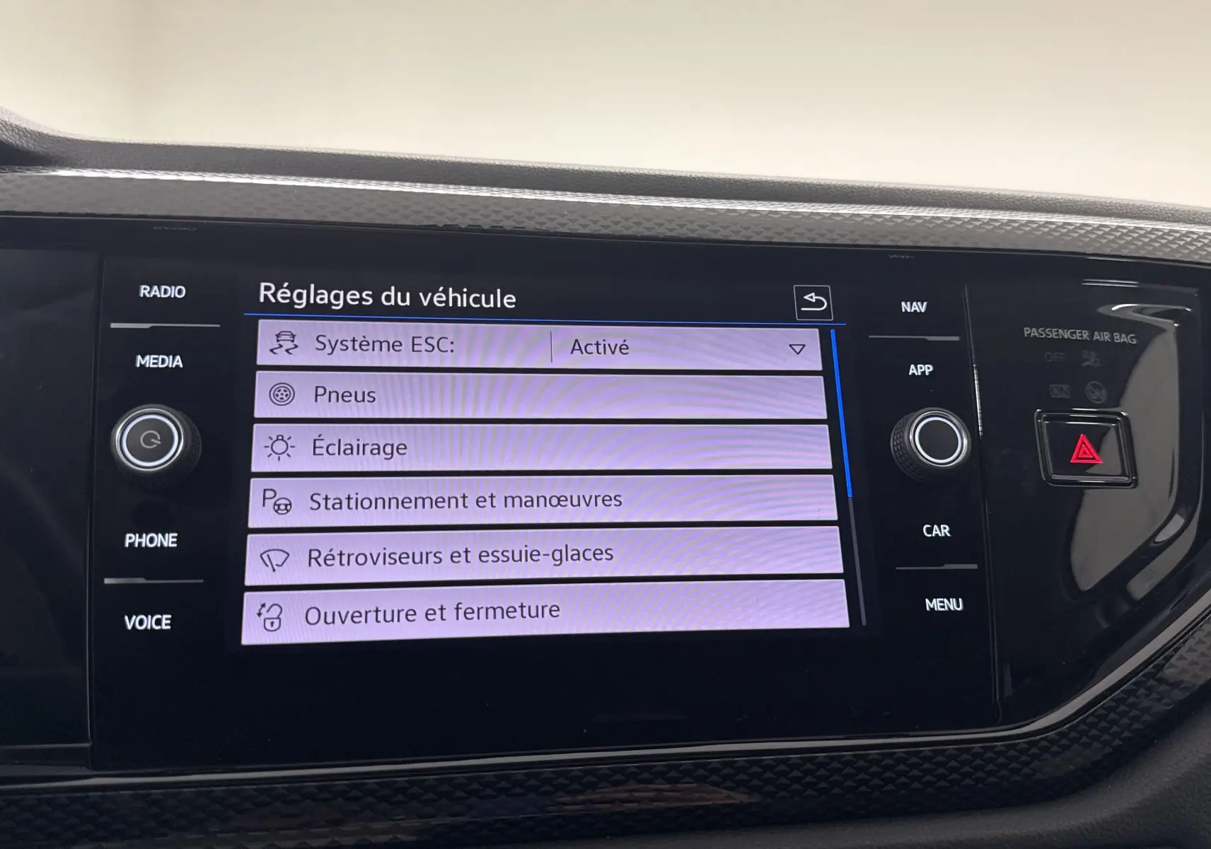 Écran tactile central du Volkswagen Taigo 2024 affichant les réglages du véhicule avec interface moderne noire.