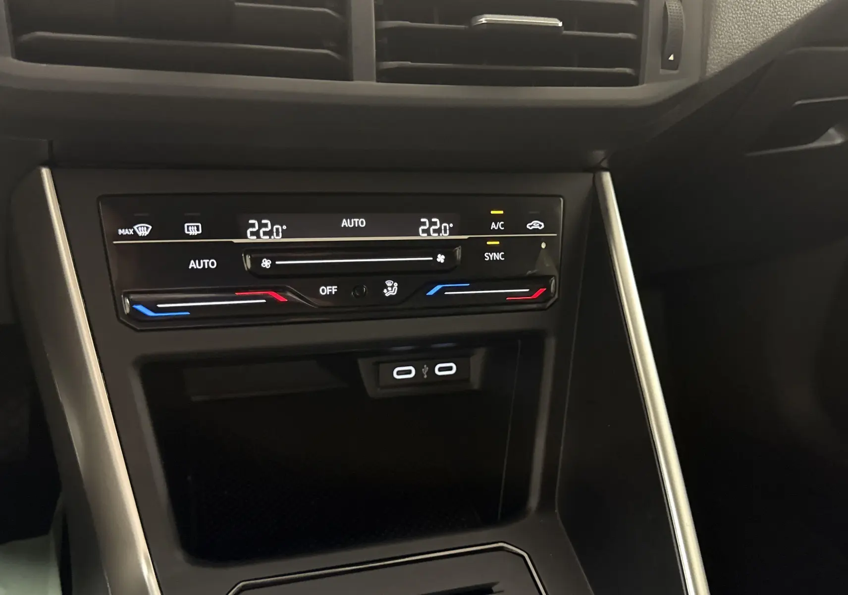 Détail de la console centrale du Volkswagen Taigo 2024 avec climatisation automatique bi-zone tactile et ports USB-C.