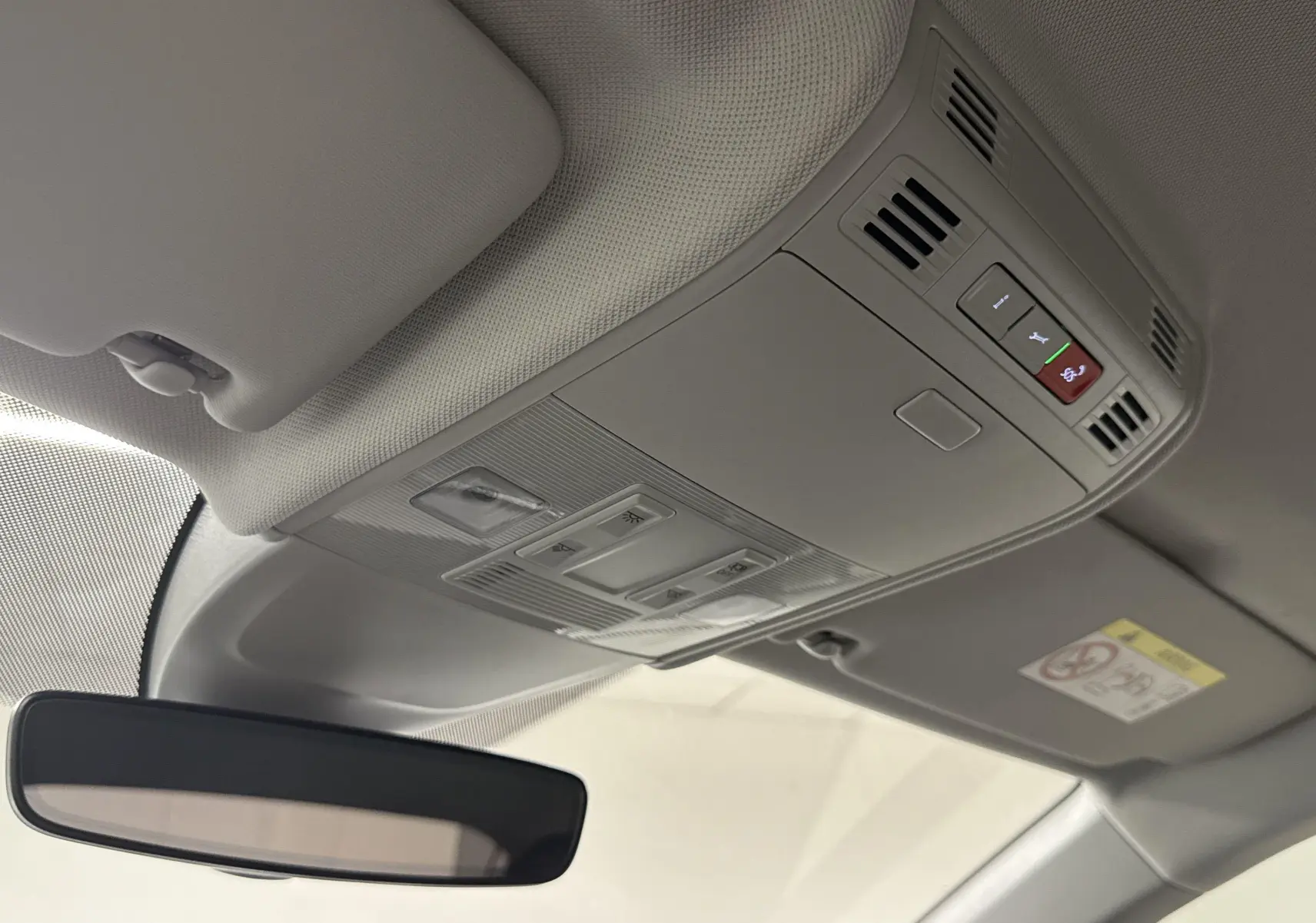 Plafonnier intérieur gris clair avec commandes d'éclairage et bouton SOS dans un Volkswagen Taigo 2024.