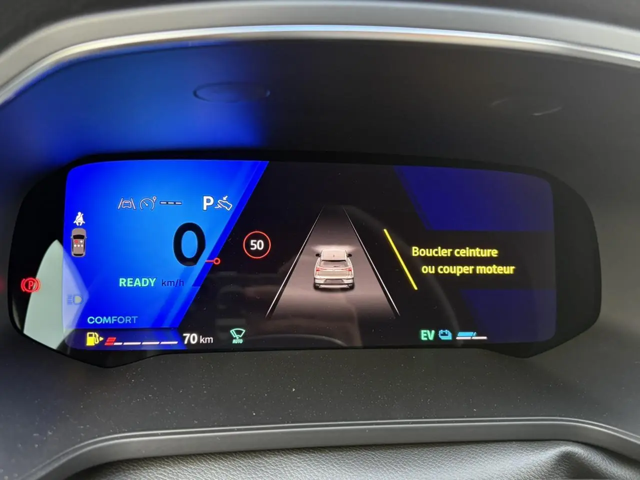 Écran numérique 10,2" du tableau de bord Renault SYMBIOZ noir étoile affichant alertes et vitesse à 0 km/h.