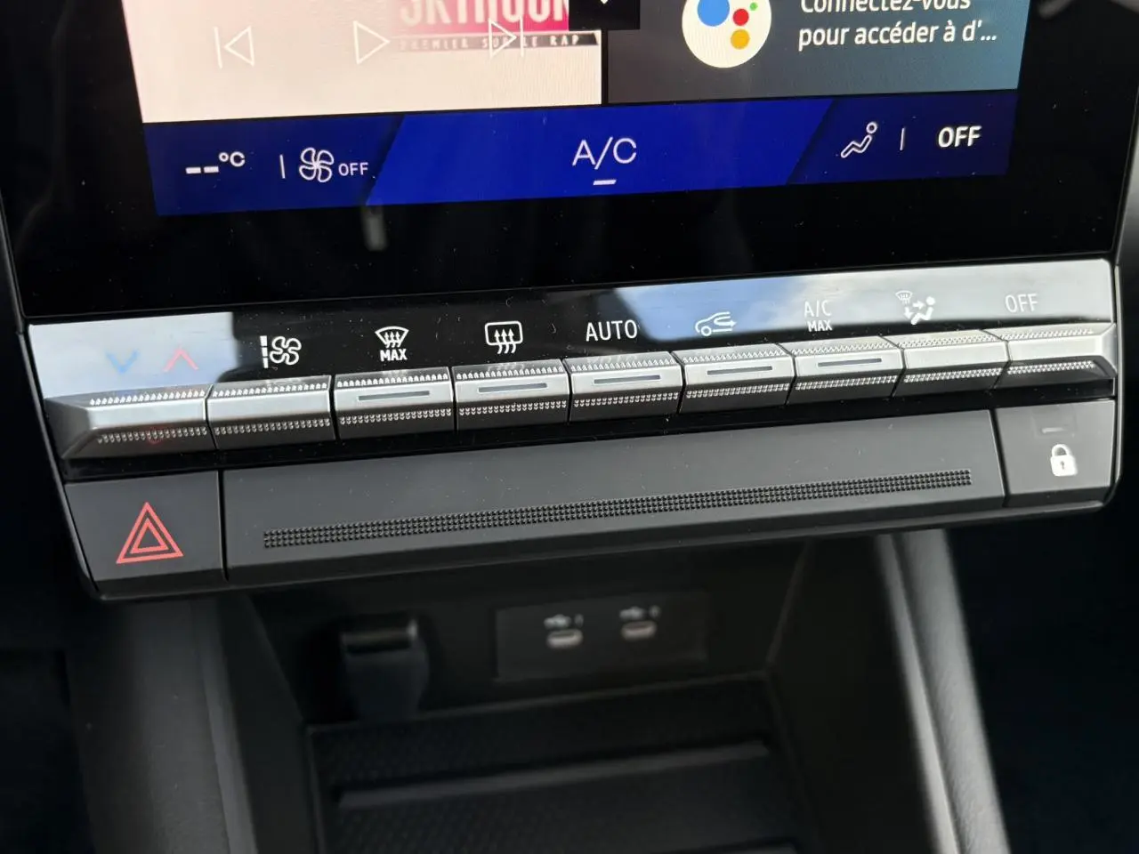 Détail de la console centrale noire du Renault Symbioz 2025 avec commandes climatisation et écran tactile.