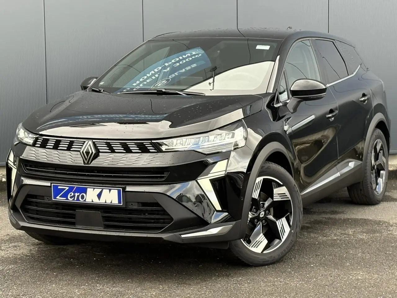 Renault SYMBIOZ noir étoile en 3/4 avant droit, avec calandre distinctive et jantes 18 pouces Gravity.