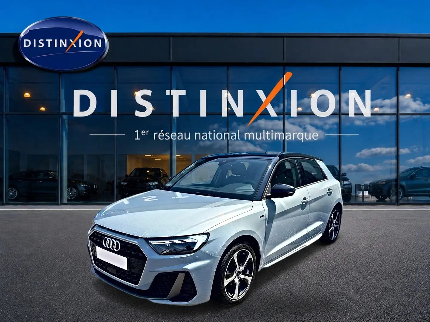 Audi A1 Sportback gris arrow avec toit noir, vue 3/4 avant mettant en valeur les jantes alu et le design S line.