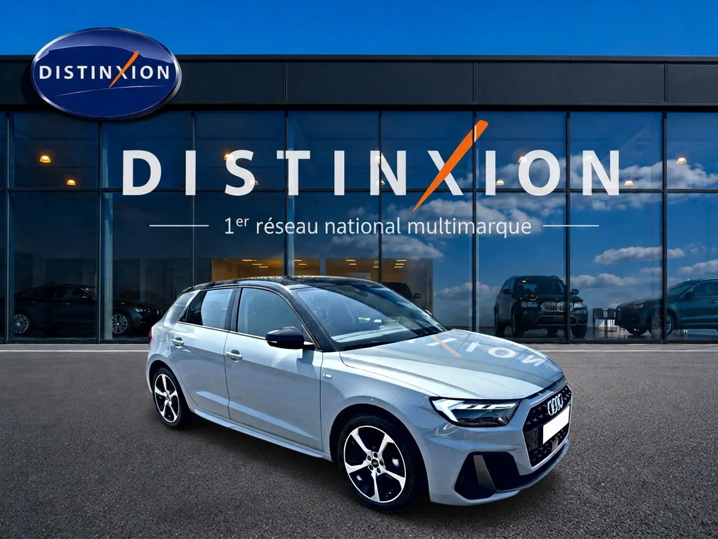 Audi A1 Sportback 30 TFSI S line gris arrow vue 3/4 avant droit avec toit noir et jantes alu noires.