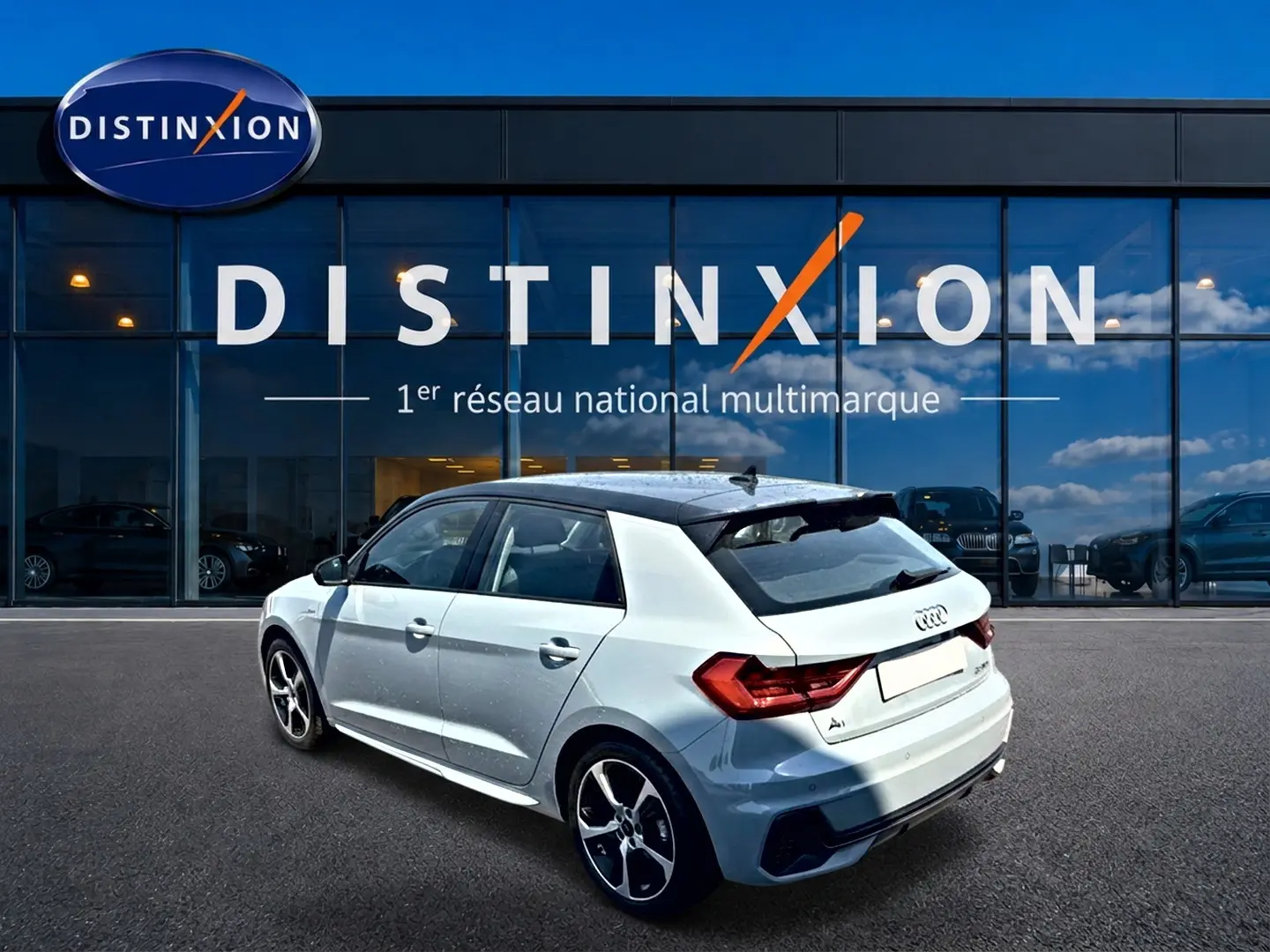 Audi A1 Sportback gris arrow avec toit noir, vue 3/4 arrière droit, jantes alu et becquet arrière visible.