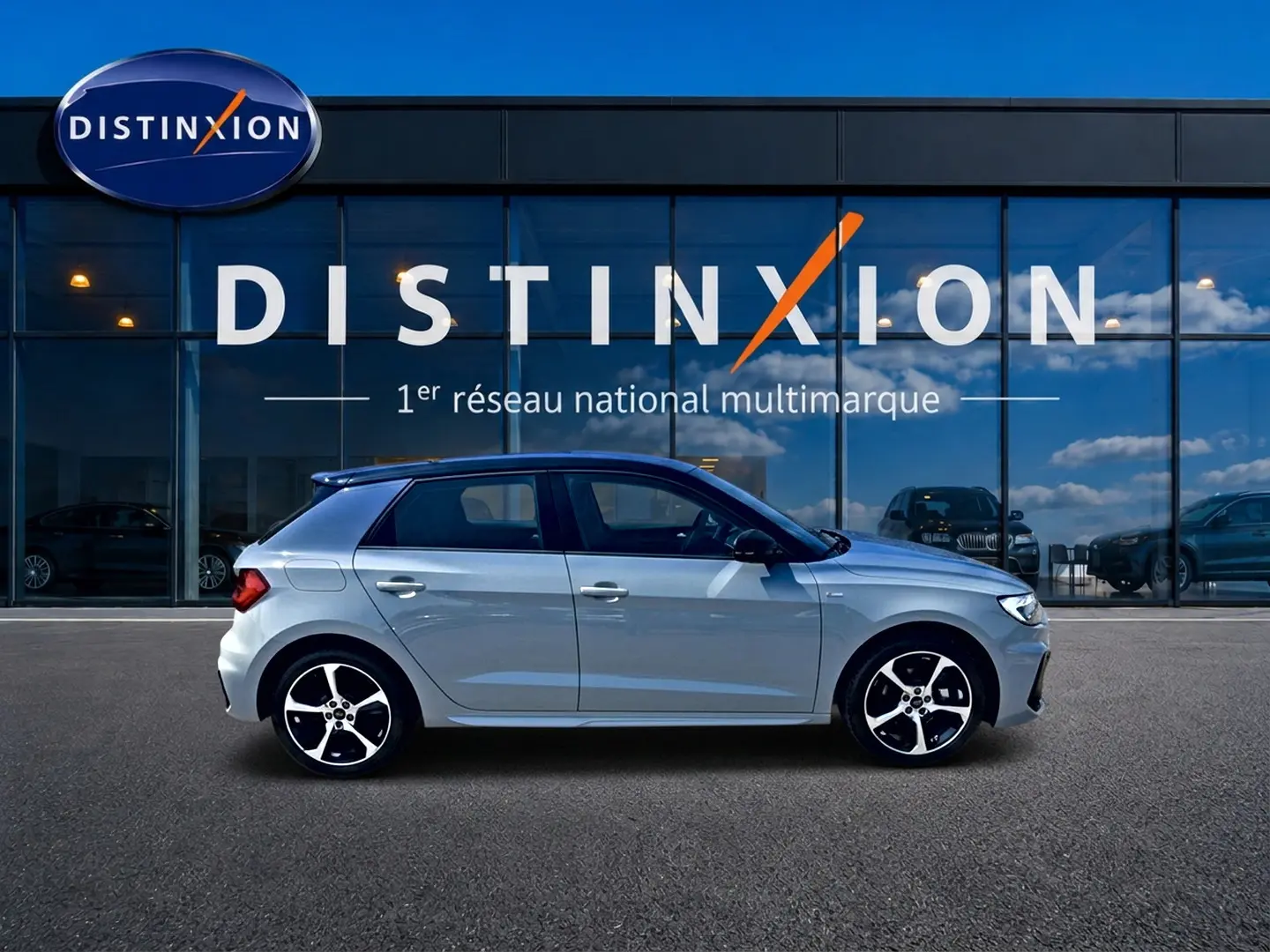 Audi A1 Sportback gris arrow vue de profil côté gauche avec toit noir et jantes alliage distinctives.