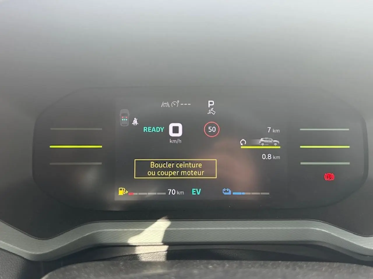 Tableau de bord digital du Dacia Duster III 1.6 Hybrid 140 4x2 Extreme en affichage de conduite et alertes.