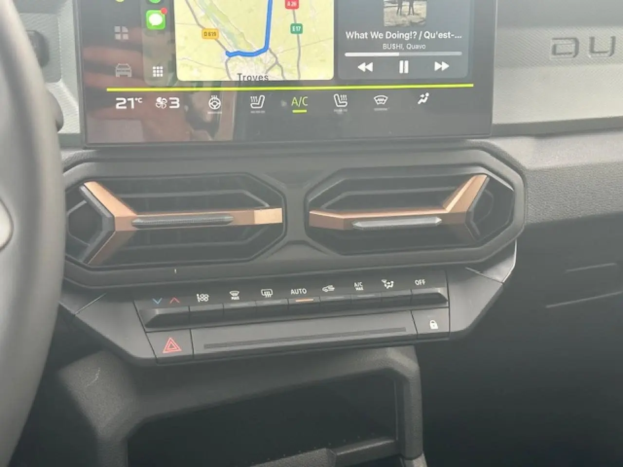 Détail du tableau de bord du Dacia Duster III 2025, montrant les aérateurs hexagonaux et l'écran tactile central.