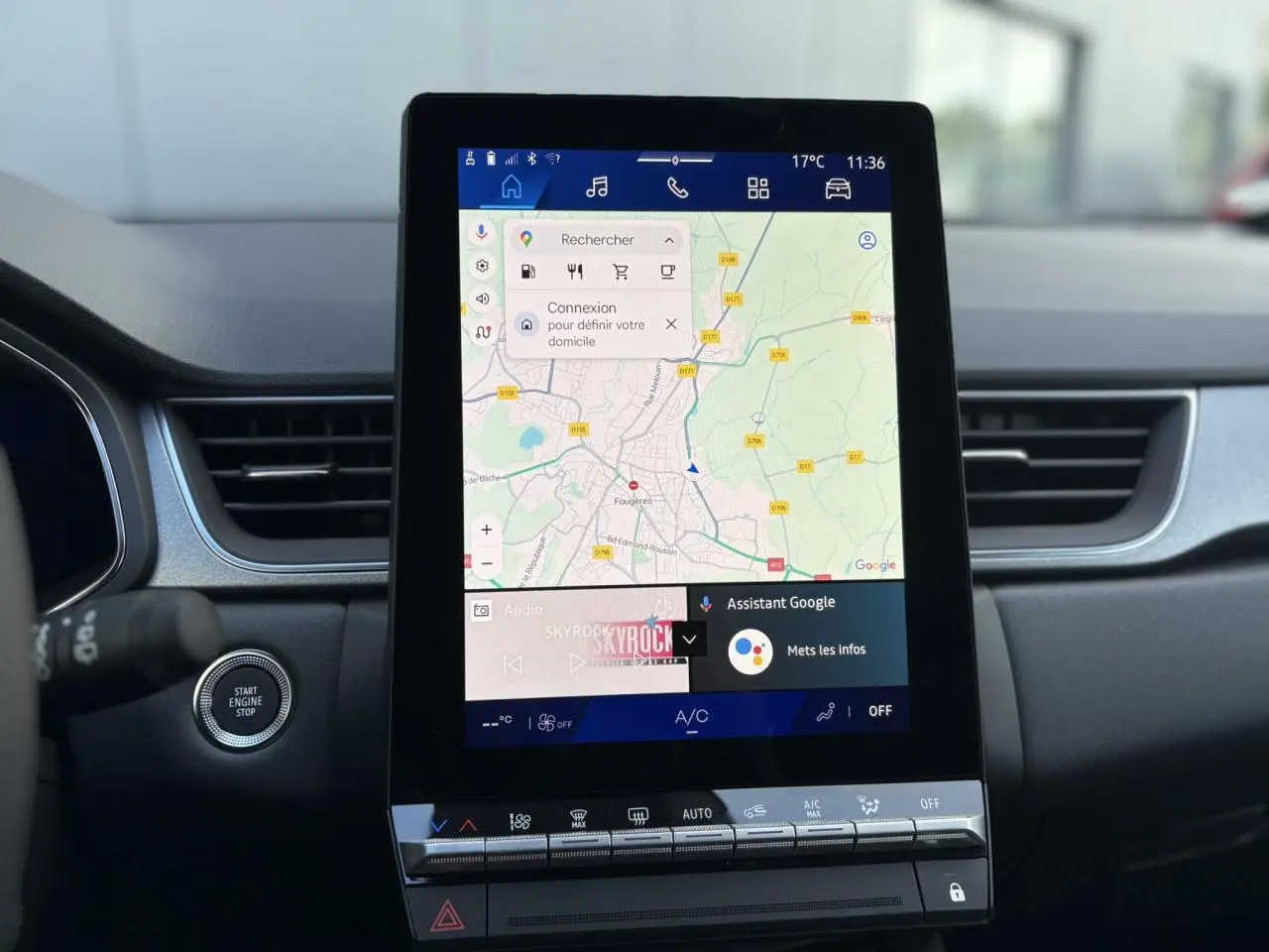 Vue rapprochée de l'écran tactile central du Renault Symbioz noir étoile, affichant la navigation Google Maps.