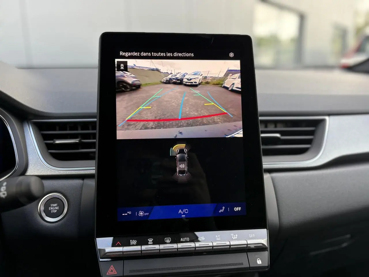 Écran tactile central affichant la caméra de recul dans l'habitacle du Renault Symbioz noir étoile 2025.