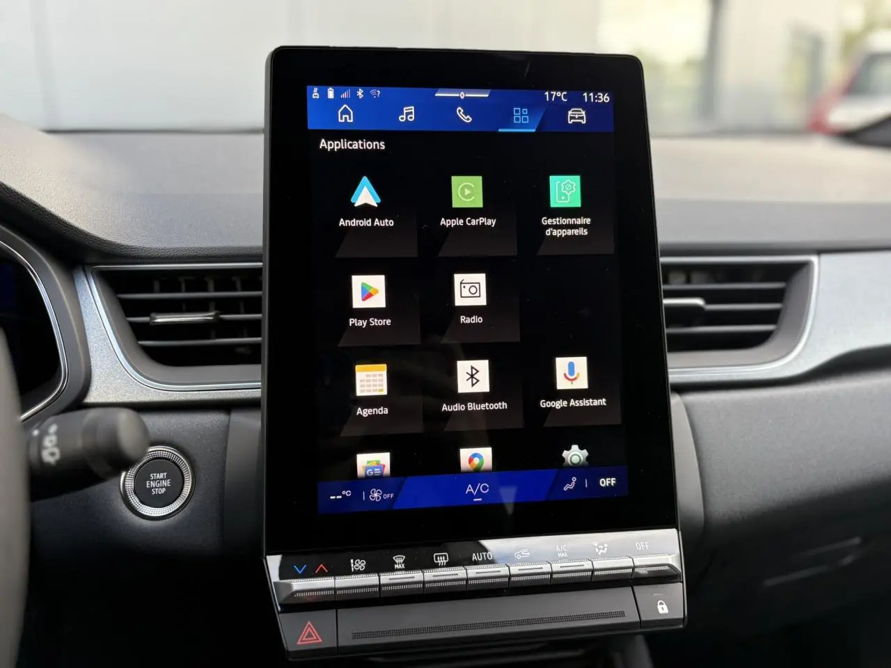 Écran tactile vertical central du Renault SYMBIOZ 2025 affichant les applications Android Auto et Apple CarPlay, intérieur gris.