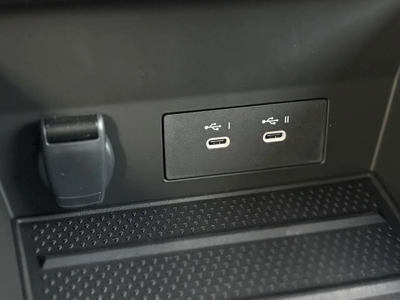 Gros plan sur les deux ports USB-C et prise 12V dans la console centrale noire du Renault Symbioz E-Tech 2025.