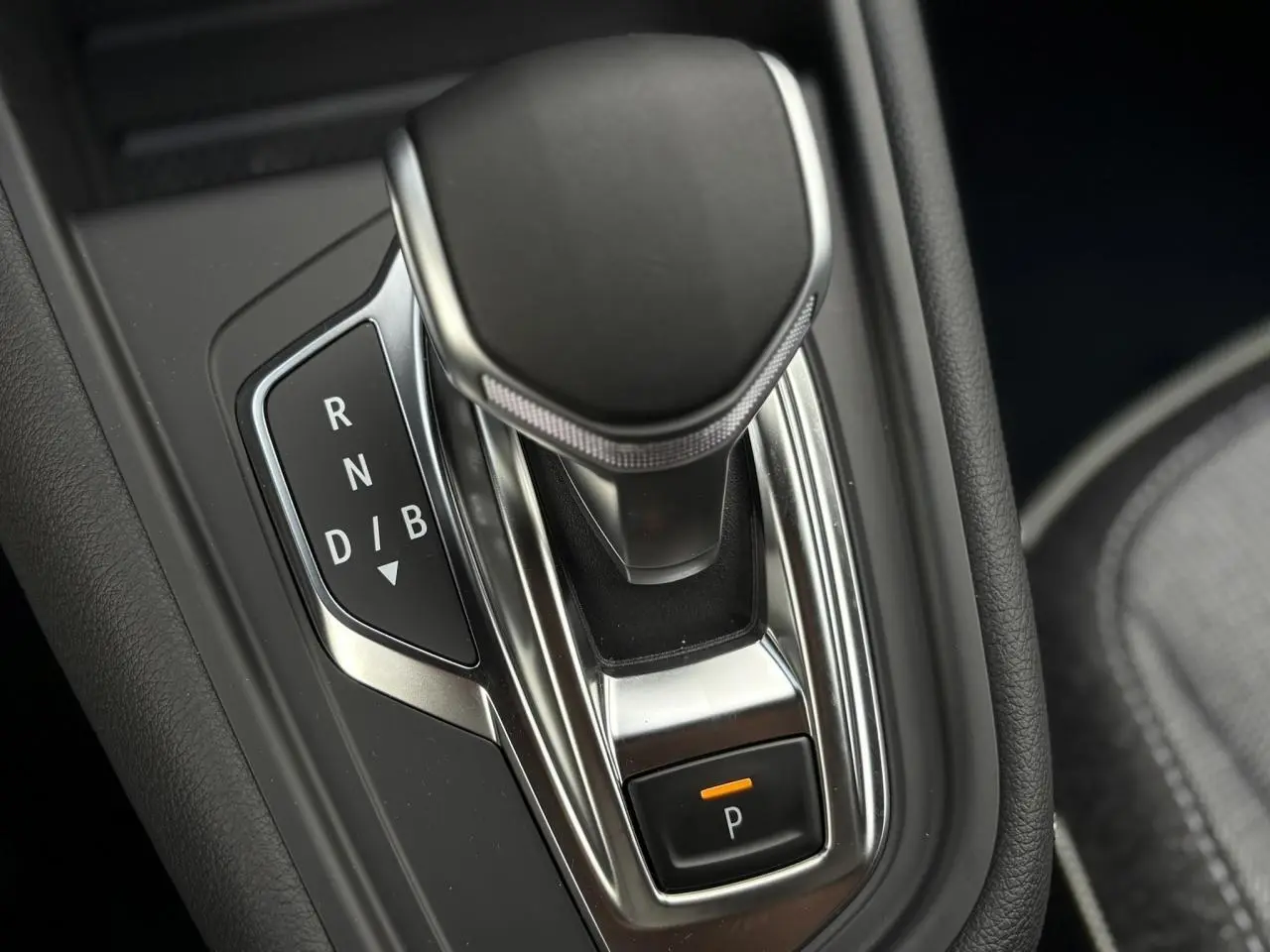 Le levier de vitesses automatique noir et chrome du Renault Symbioz E-Tech Full Hybrid, vue rapprochée intérieure.
