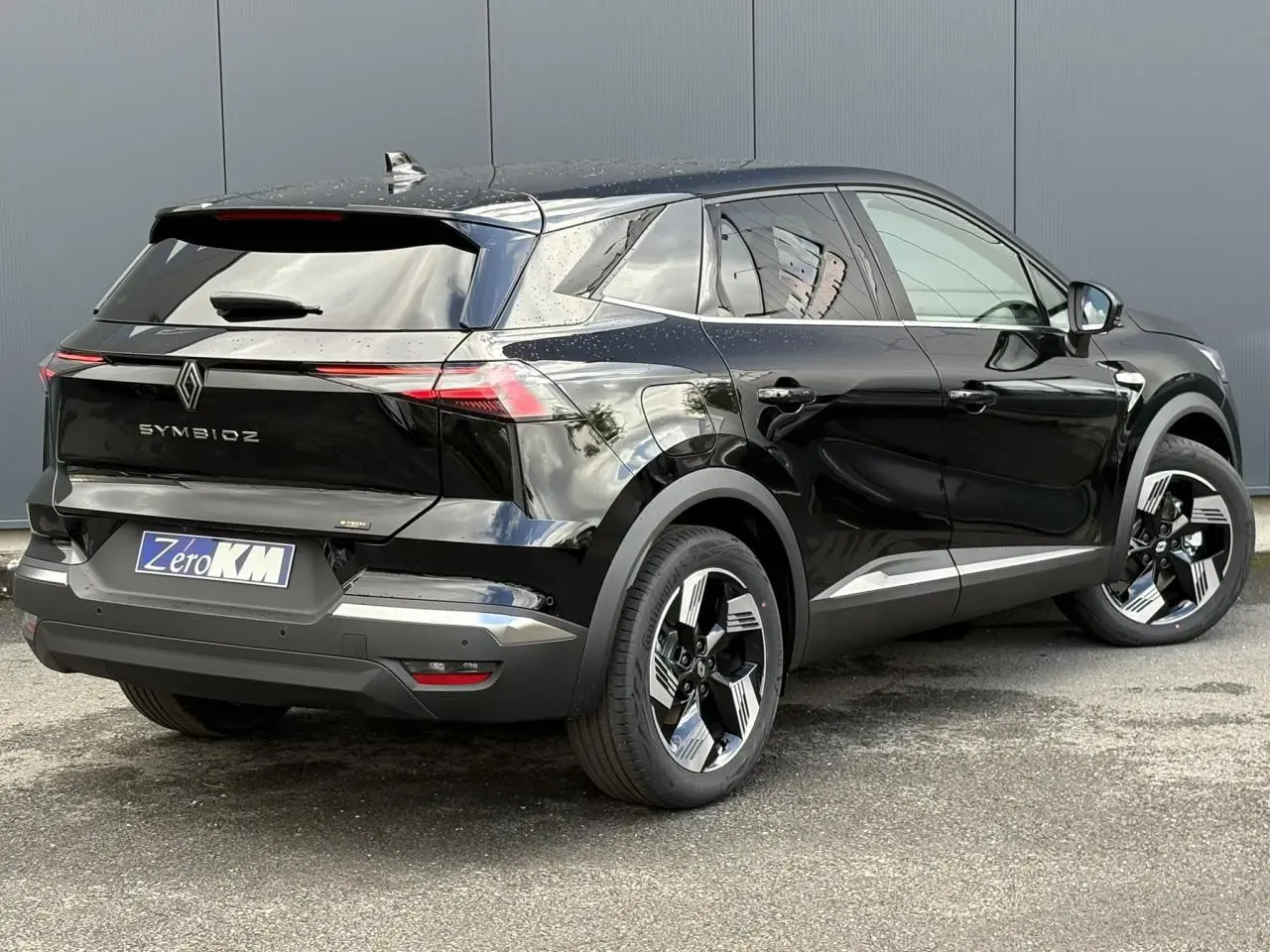 Vue 3/4 arrière droite du Renault SYMBIOZ noir étoile avec jantes 18 pouces et antenne requin noir brillant.