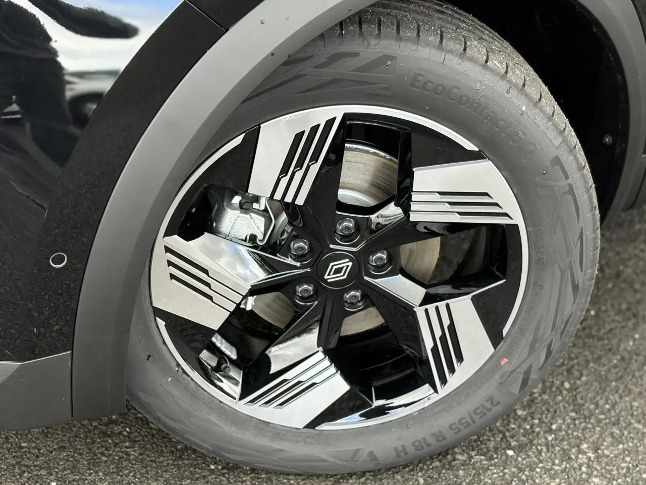 Gros plan sur la jante 18 pouces bicolore noire et argent du Renault Symbioz E-Tech Full Hybrid 2025 noir étoile.