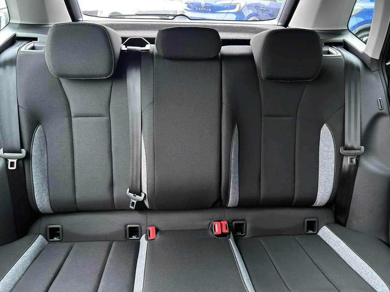 Vue arrière intérieure du siège arrière noir avec surpiqûres grises du Skoda Kamiq 2025.