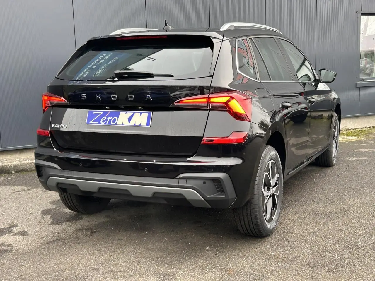 Vue 3/4 arrière droite du Skoda Kamiq noir Magic 2025 avec feux arrière LED et jantes alliage 16 pouces.