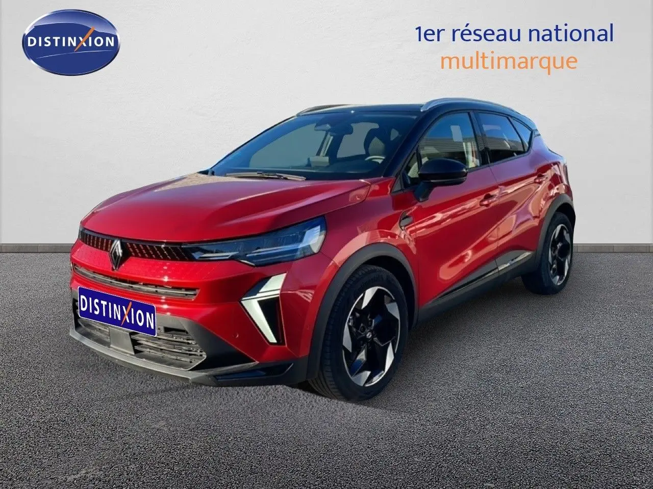 Renault Captur 2025 rouge désir métal avec toit noir, vue 3/4 avant droit, jantes noires distinctives.