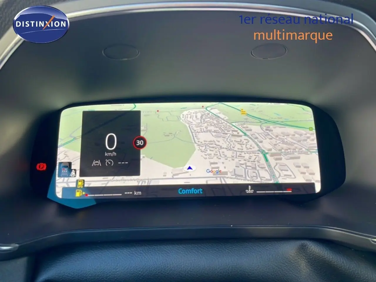 Affichage numérique du tableau de bord du Renault Captur 2025, montrant la navigation GPS et la vitesse à 0 km/h.