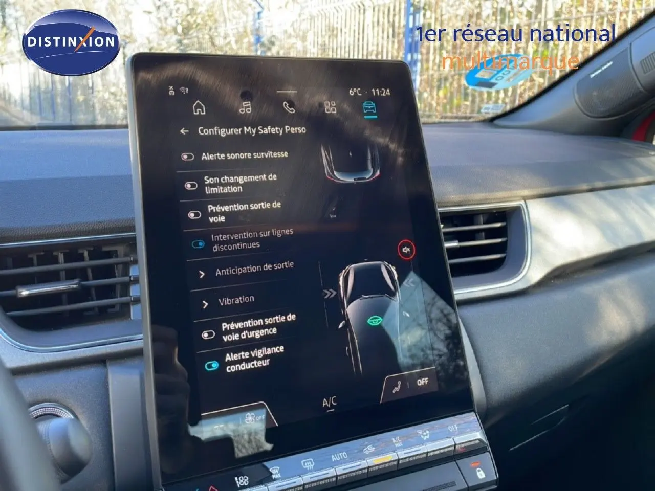 Vue intérieure du tableau de bord du Renault Captur 2025, écran tactile affichant les réglages d'assistance à la conduite.