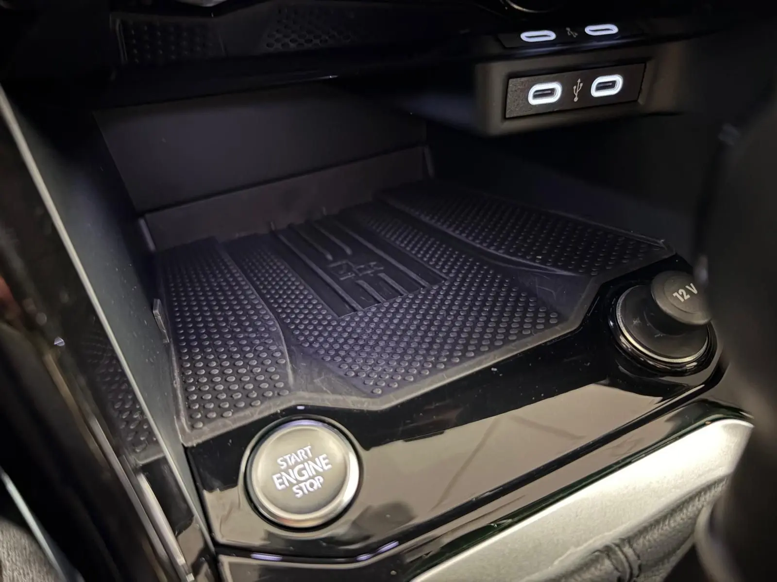 Gros plan sur la console centrale noire du Volkswagen T-Roc 1.5 TSI 150 DSG7 R-Line Edition avec bouton Start Engine Stop.