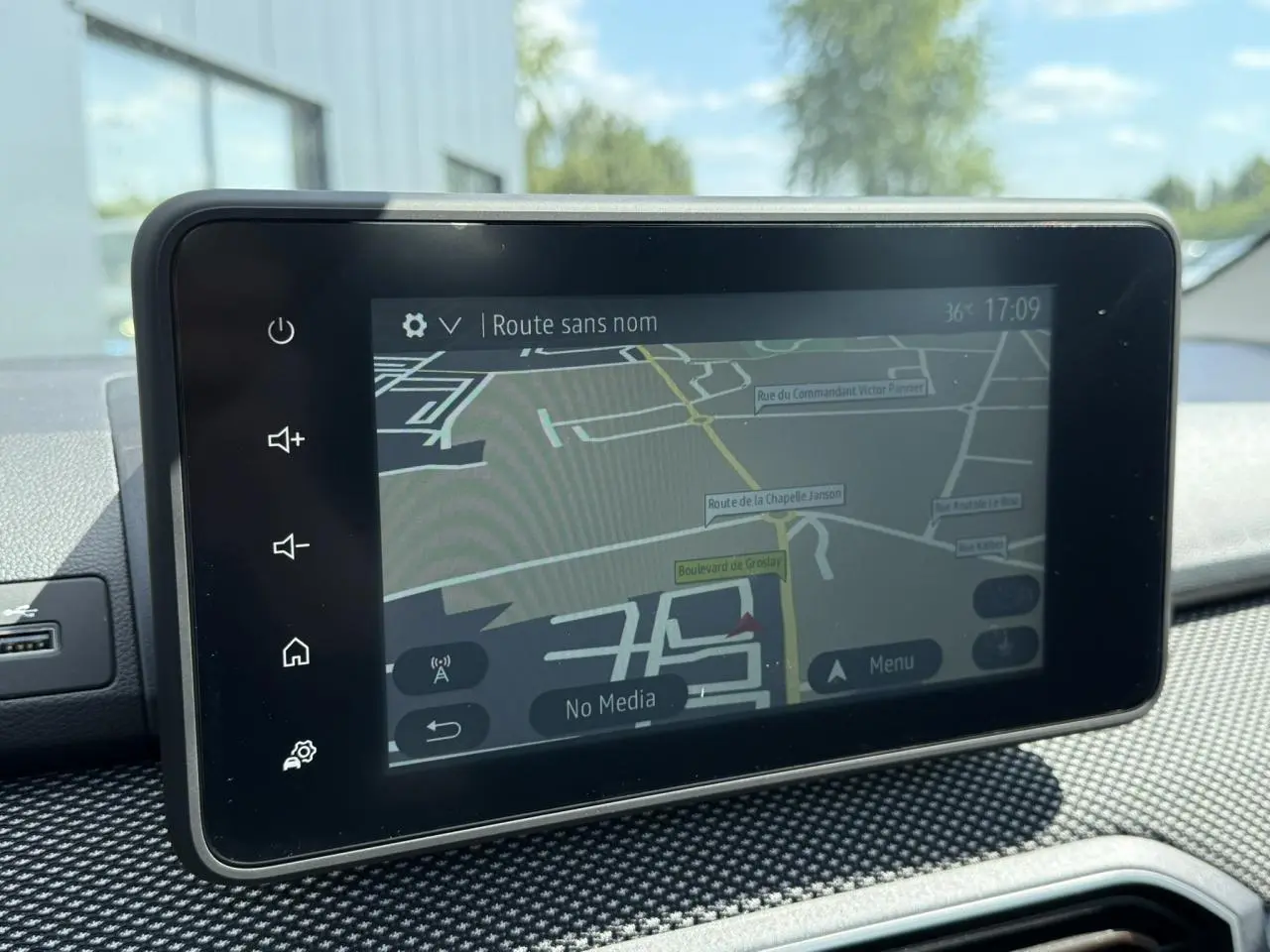 Écran tactile 8 pouces du système Media NAV de la Dacia Sandero Stepway, affichant la navigation GPS.