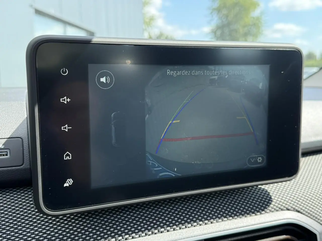 Écran tactile 8 pouces affichant la caméra de recul dans un Dacia Sandero Stepway Vert Cèdre, vue intérieure centrale.